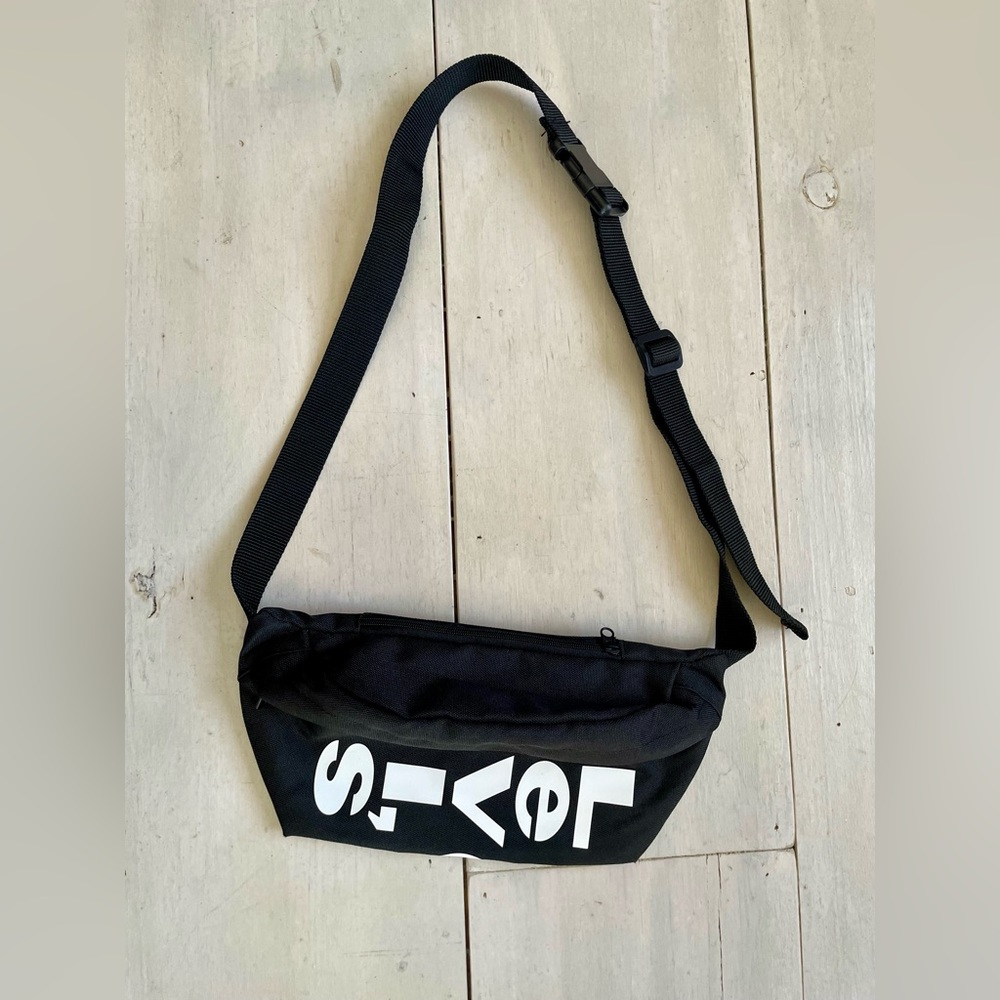 Levi’s Black Sling Crossbody Fanny Pack White Logo Adj Strap Two Pockets Travel